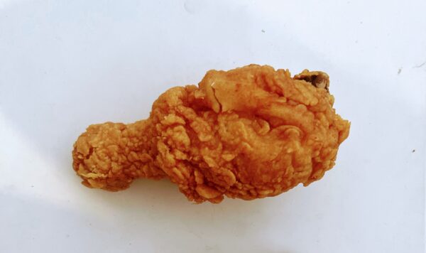 una pieza de pollo crujiente