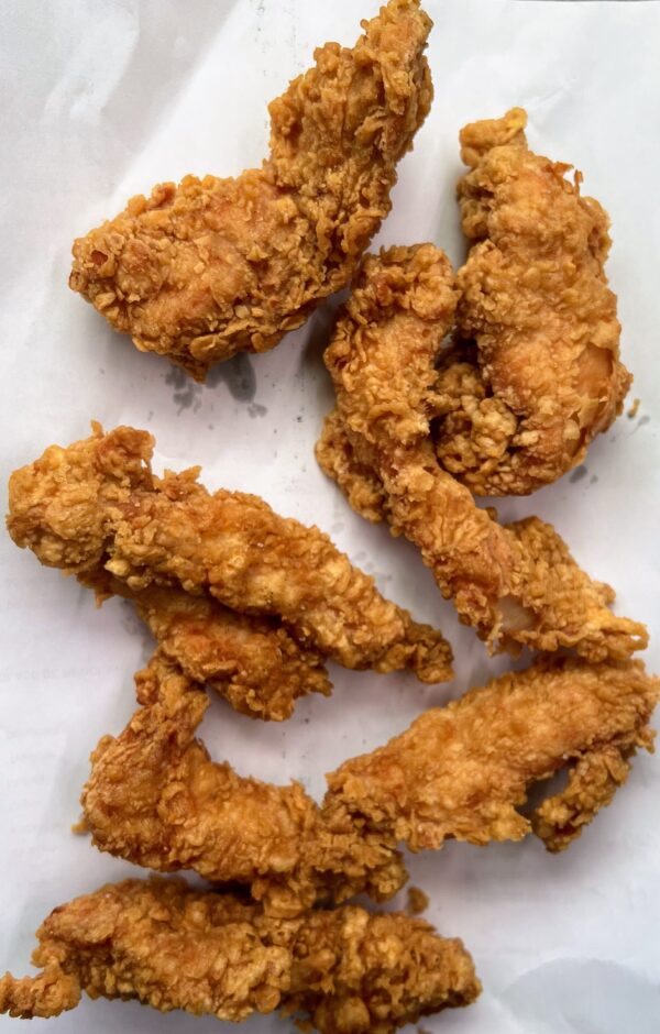 6 tiras de pollo crispy + salsa
